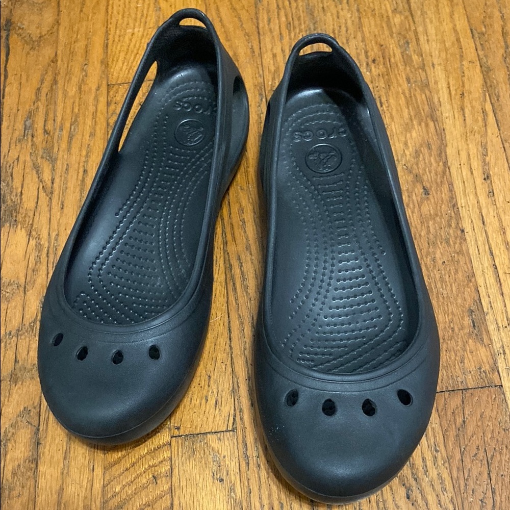CROCS Kadee Black Flats with Rounded Toe and Ventilation